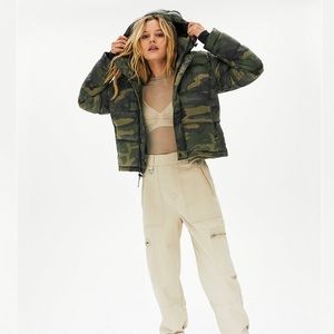 Aritzia Super Puff Shorty-CAMO